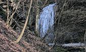 34 Una cascata nel bosco